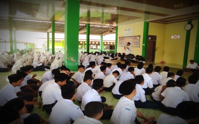 Hari Pertama Masuk Madrasah, MTsN 2 Aceh Timur Laksanakan Halal Bihalal
