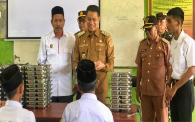 Wabup Aceh Timur Bagikan Makanan Bergizi Perdana di MTsN 2 Aceh Timur