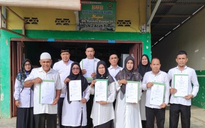 Kepala KUA Kecamatan Idi Rayeuk Beserta Tim Penyuluh Serah Terima Sertifikat Halal Bagi Pelaku UMKM Kantin MTsN 2 Aceh Timur