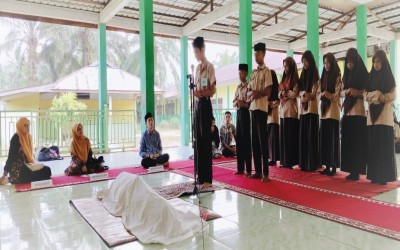 Dinul Islam Ramadhan MTsN 2 Aceh Timur Ajarkan Peserta Didik Tentang Tata Cara Shalat Jenazah Serta Diperlombakan