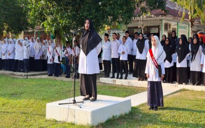 Upacara Bendera Hari Senin Tandai Awal Kepemimpinan Kepala Baru MTsN 2 Aceh Timur