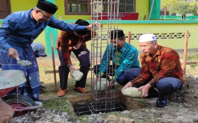 Komite Madrasah melakukan Peusijuek dan Ground Breaking Tower Air Bersih di MTsN 2 Aceh Timur
