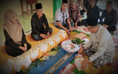 Calon Jamaah Haji MTsN 2 Aceh Timur Di Peusijuek