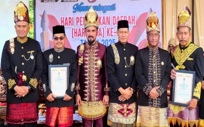 Peringatan Hardikda ke-66, Kepala MTsN 2 Aceh Timur Terima Penghargaan Satyalancana Karya Satya