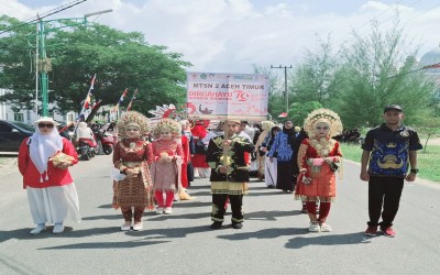 Semarak Agustus, MTsN 2 Aceh Timur Ikuti Karnaval Peringatan HUT Kemerdekaan RI Ke 79