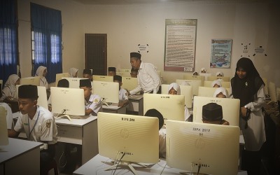 Penilaian AM Peserta didik Hari Pertama, Kepala MTsN 2 Aceh Timur Pantau Pelaksanaan